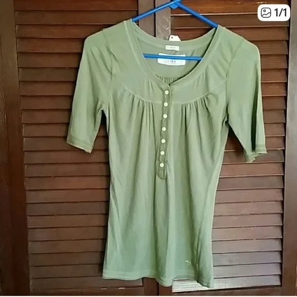 Bundle for Dulce2222 Hollister Cream Short Sleeve Scoop Neck Top - Picture 2 of 2